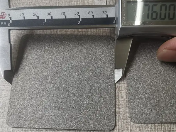 Measure the width of nickel fiber felt with a caliper.