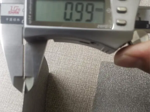 Measure the thickness of nickel fiber felt with a caliper.