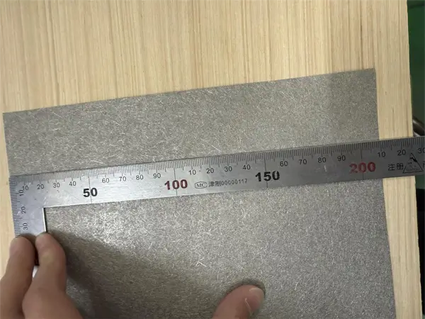 Measure the width of nickel fiber felt with a steel ruler.